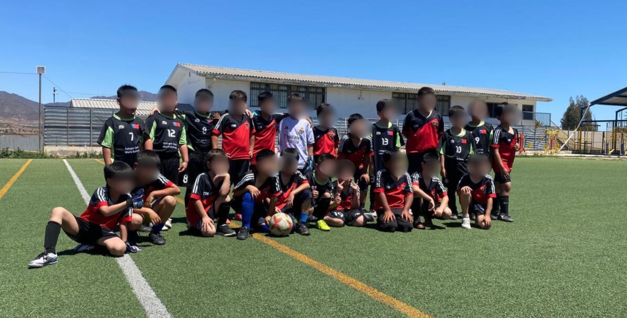 Estudiantes de 1° y 2° Básico juegan un partido amistoso